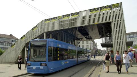 Eine Straßenbahn hält am Freitag (18.08.2000) unter der so genannten Kasseler Treppe auf dem zentral gelegenen Königsplatz. Die linke Seite der Holztreppe sieht aus wie eine Brücke, rechts endet sie aber auf einer Plattform.