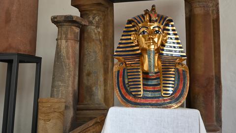 Die Goldmaske des Tutanchamun steht im historischen Gewölbe im Archäologischen Museum in Frankfurt