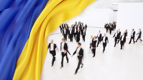 Bildmontage: Das Sinfonieorchester und die Ukrainische Flagge