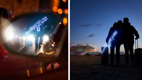 Zwei Bilder: Ein Autospiegel und ein Paar vor einem Kreuzfahrtschiff. In beide Bilder ist ein beleuchtetes Maschinengewehr montiert.