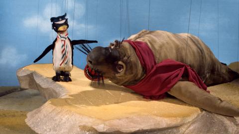 Das Szenenbild der Augsburger Puppenkiste zeigt Ping Pinguin und den Seeelefant 