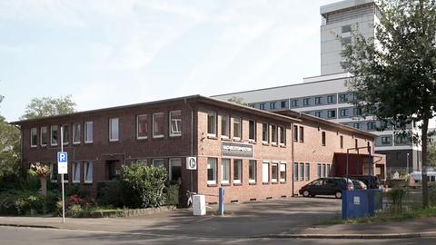 Gewerbliches Gebäude von der Straße fotografiert.