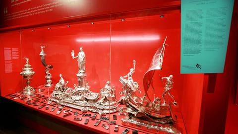 Rote Vitrine mit Silber-Skulpturen