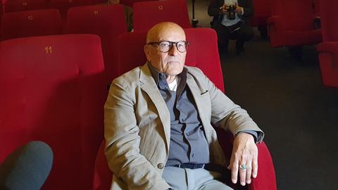Oscar-Regisseur Volker Schlöndorff auf einem roten Kinosessel
