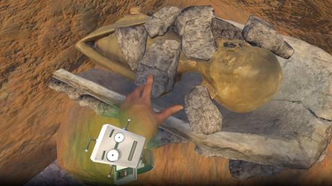 Computer-Animation: Eine Hand greift nach dem Schädel einer Mumie in einem Grab.