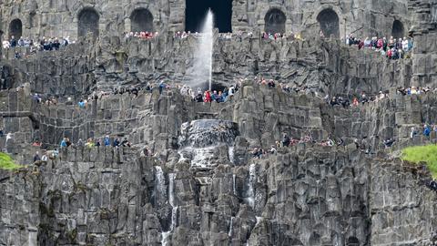 Besucher stehen bei den Wasserspielen im UNESCO-Welterbe Bergpark Wilhelmshöhe an den Kaskaden unterhalb des Herkules-Denkmals. 