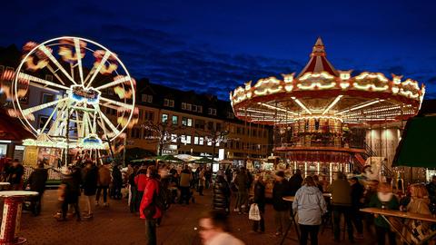 Karussel und Riesenrad mit weihnachtlicher Beleuchtung auf dem Hanauer Weihnachtsmarkt