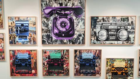 Kunstwerke mit Telefon an einer Wand