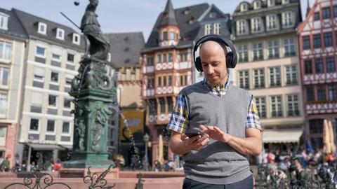 Mann mit Kopfhörern in Frankfurt