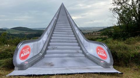 Rolltreppe steht auf Wiese in Wolfhager Land.