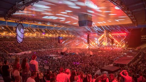 Feiernde bei der World-Club-Dome-Party im Frankfurter WM-Stadion 2019
