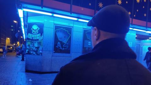Mann mit Mütze von hinten, im Hintergrund das Bahnhofsviertel