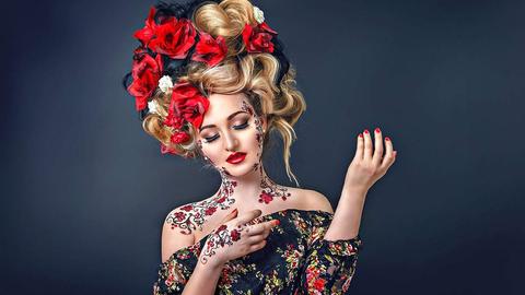 Blonde Frau mit aufwendiger, blumengeschmückter Haarpracht