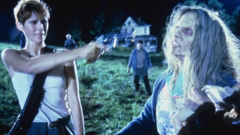 Eine Frau zielt mit einer Pistole auf eine weibliche Zombie-Figur.