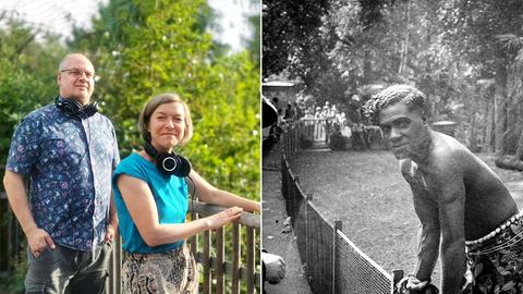 Kombination aus zwei Fotos: links ein Mann und eine Frau mit Kopfhörern um den Hals, die an einem Zaun stehen und in die Kamera lächeln; rechts ein historisches s/w-Foto, das einen dunkelhäutigen Menschen mit Lendenschurz in einem abgezäunten Gebiet in einem Zoo stehend zeigt. Auch er schaut in die Kamera.