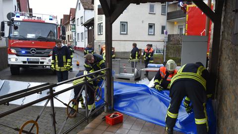 Die Freiwillige Feuerwehr in Langgöns beim Aufbau ihres Hochwasserschutzsystems.