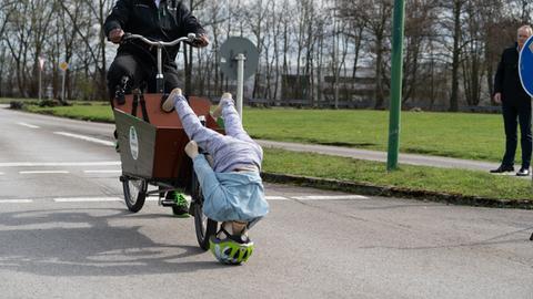 Unangeschnallt fliegt der Dummy bei einer Vollbremsung kopfüber aus dem Lastenrad.