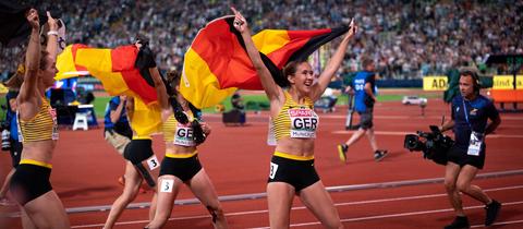 Ausgelassene Freude bei der 4x100m-Staffel aus Deutschland.