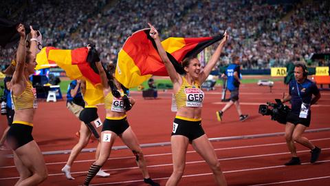 Ausgelassene Freude bei der 4x100m-Staffel aus Deutschland.