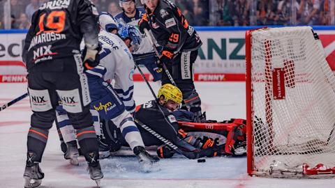 Joe Cramarossa, Chad Nehring und Brett Breitkreuz (v.l.) im Kampf um den Puck.   