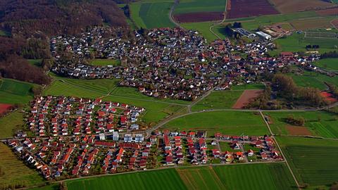 Luftaufnahme einer Ortschaft mit vielen Einfamilienhäusern