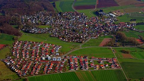 Luftaufnahme einer Ortschaft mit vielen Einfamilienhäusern