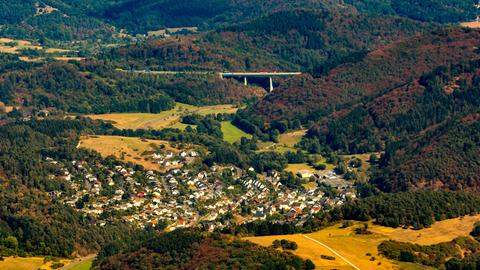 Die Gemeinde Amdorf im Lahn-Dill-Kreis von oben.
