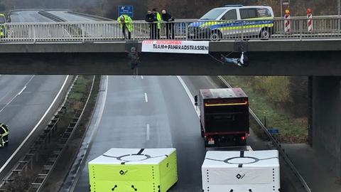 Abseil-Aktion auf A485