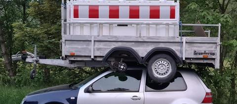 Anhänger auf einem Auto, den ein Unbekannter dort mithilfe eines Staplers abgestellt hat