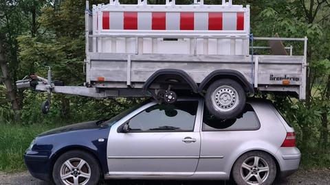 Anhänger auf einem Auto, den ein Unbekannter dort mithilfe eines Staplers abgestellt hat