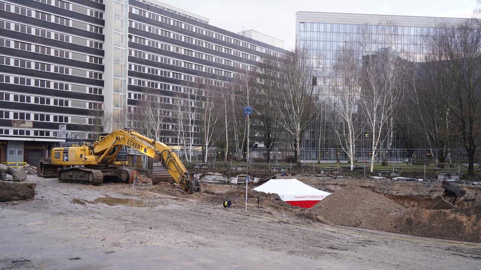Öffnungszeiten von main schmaus gastronomie in saonestraße 3a, 60528, frankfurt am main deutschland inklusive kontaktdaten wie adresse, telefonnummer, webseite, anfahrtsplan u.a. Bombe Mitten In Frankfurt Gefunden Schwerverletzte Bei Frontalunfall Postbote Hortet 15 000 Briefe Hessenschau De Hessen Am Morgen