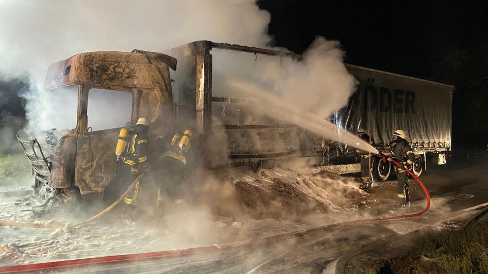+++ LKW brennt auf A7 aus +++ Feuerwehrfischwagen aus mehr +++ Darmstadt 98 droht Corona-Stornierung +++ |  hessenschau.de