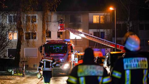 Rauch steigt aus einer brennenden Wohnung in einem Mehrfamilienhaus in Wiesbaden