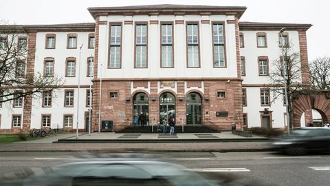 Das Gebäude des Hanauer Amts- und Landgericht von der gegenüberliegenden Straßenseite fotografiert.