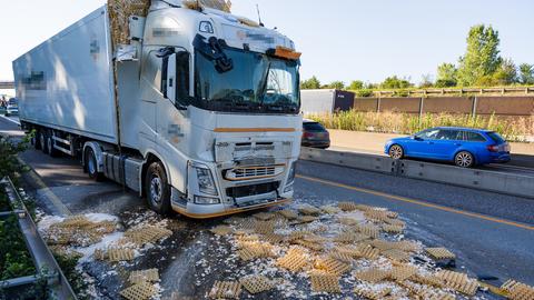 Tausende zerbrochene Eier auf der A3