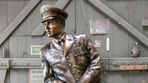 Eine lebensgroße Elvis-Statue aus Bronze.
