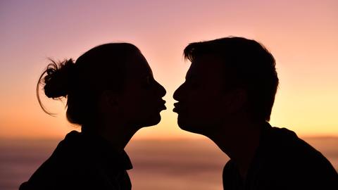 Ein Liebespaar küsst sich zum Valentinstag