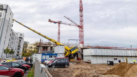 Kran stürzt auf Haus in Bockenheim