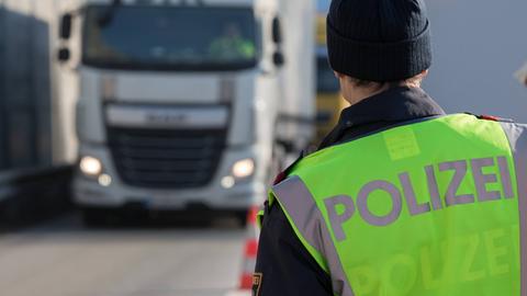 Polizei kontrolliert Lkw-Fahrer