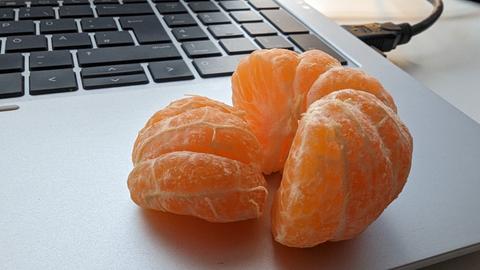 Eine geschälte Mandarine