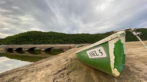 Edersee-Atlantis: Boot liegt vor Brücke auf dem Trockenen.