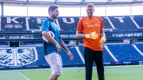 Dirk Nowitzki (re.) und Kevin Trapp vor dem Benefiz-Kick im Frankfurter Stadion