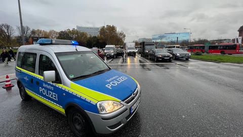 Damit die G7-Kolonne ungestört durch Wiesbaden fahren kann, hat die Polizei mehrere Straßen gesperrt.
