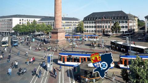 Blick von oben auf einen städtischen Platz mit Straßenbahnen, Bussen und vielen Menschen. Auf dem Bild eine kleine Grafik mit einer blau eingefärbten Fläche (Umriss der Stadt), dem Wappen der Stadt Darmstadt und einem Wahlkreuz.