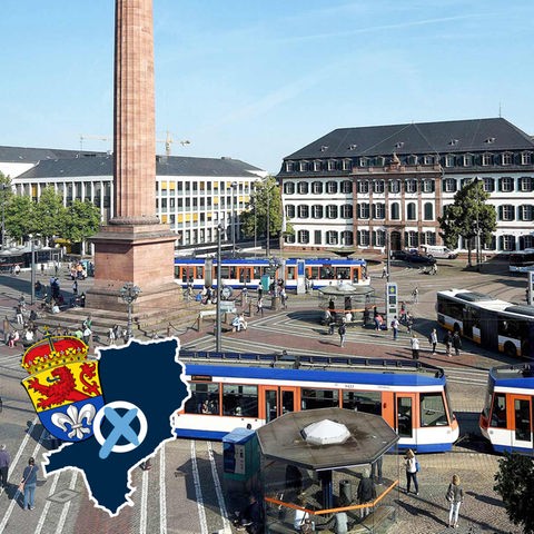 Blick von oben auf einen städtischen Platz mit Straßenbahnen, Bussen und vielen Menschen. Auf dem Bild eine kleine Grafik mit einer blau eingefärbten Fläche (Umriss der Stadt), dem Wappen der Stadt Darmstadt und einem Wahlkreuz.