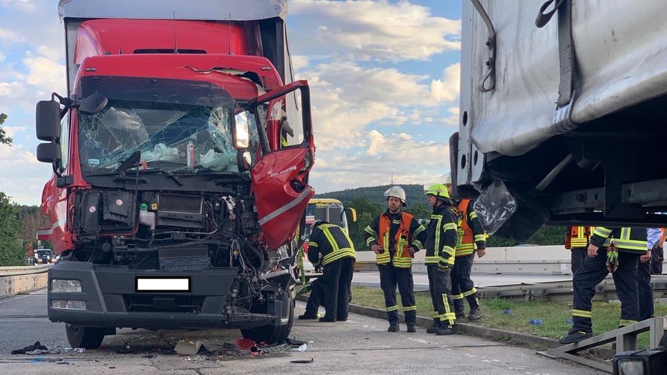 Schwerer LkwUnfall auf der A5 hessenschau.de Masih Pagi