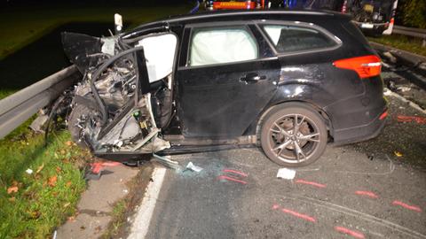 Das kaputte Auto nach dem Unfall mit dem Bus