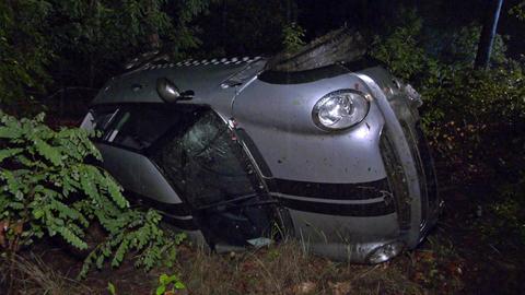 Der Unfallwagen blieb in einem Waldstück liegen. 