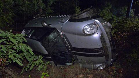 Der Unfallwagen blieb in einem Waldstück liegen. 