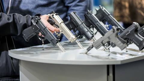 Pistolen auf der Waffenmesse